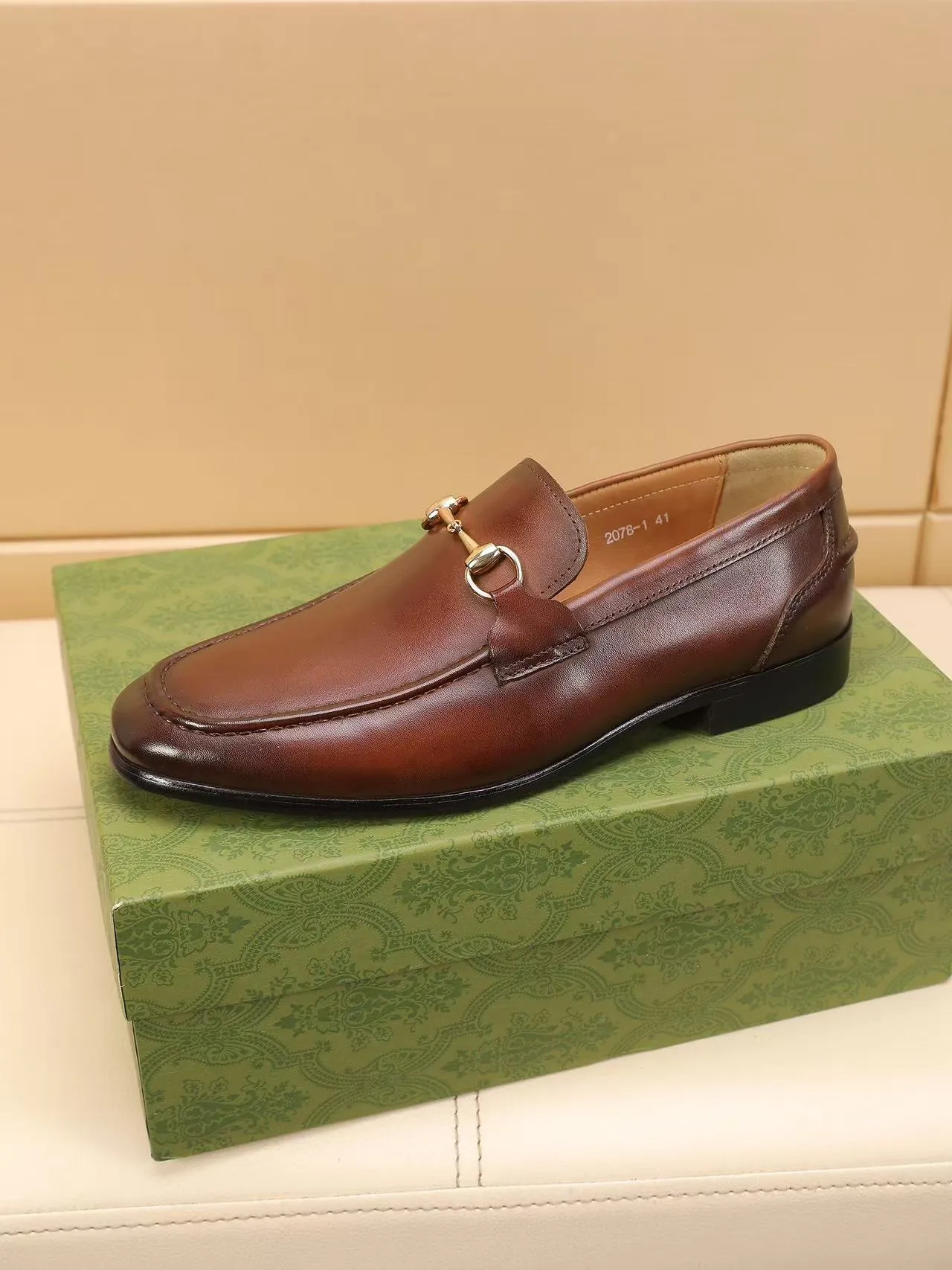 Men's men's shoes 💰440 🆘【GUCCI】Gucci ·🐂里· Hot-selling beanie shoes, top brand luxury, top quality, latest fashion beanie shoes.. The upper is made of original high mercerized smooth cow suede. (Full top-layer water-dyed 🐂 leather and lining). The original stylish and stylish soft rubber wear-resistant and non-slip outsole is light and comfortable on the foot, available in 2 colors! Matching code: 39-45 (38.46. Customized)